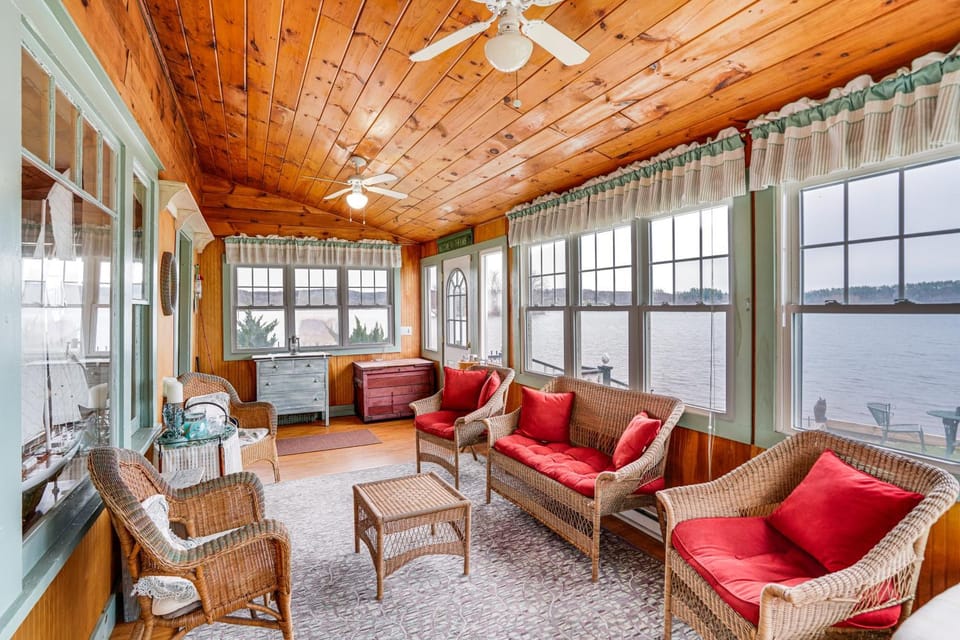 Lake Views & Dock Access - Pittsfield Cottage! House in Lanesborough