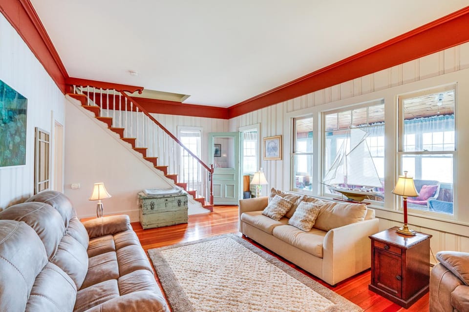 Lake Views & Dock Access - Pittsfield Cottage! House in Lanesborough