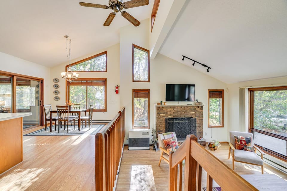 Near Water Parks: Pet-Friendly Tobyhanna Getaway! House in Coolbaugh Township