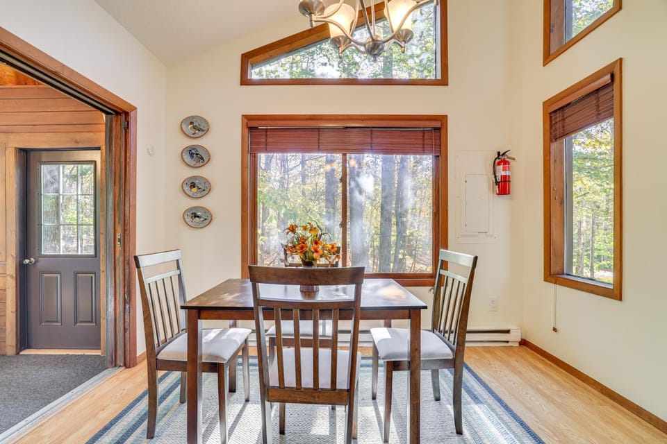 Near Water Parks: Pet-Friendly Tobyhanna Getaway! House in Coolbaugh Township