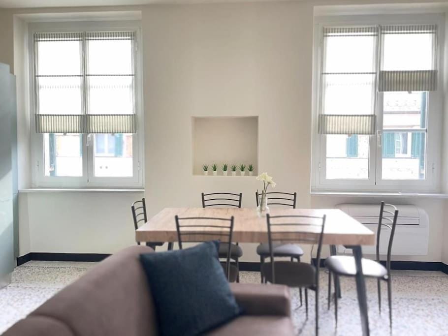 Appartamento C moderno soleggiato vista cattedrale Apartment in Genoa