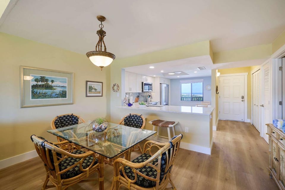 Loggerhead 523 - Beachfront Residence at Loggerhead Cay with Vaulted Ceilings Apartment in Sanibel Island