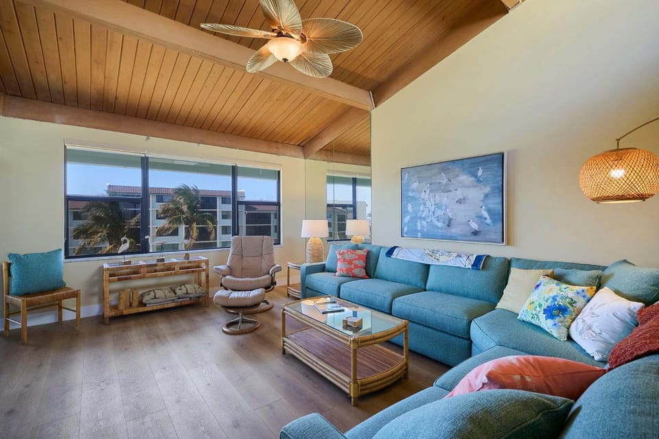 Loggerhead 523 - Beachfront Residence at Loggerhead Cay with Vaulted Ceilings Apartment in Sanibel Island