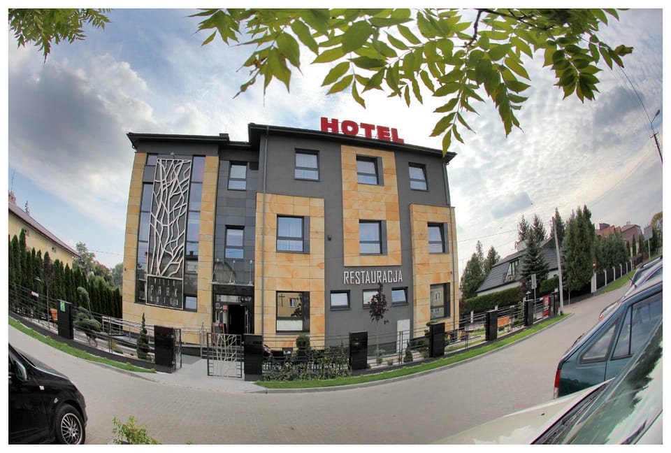 Property building, Facade/entrance, Day, Location, Parking