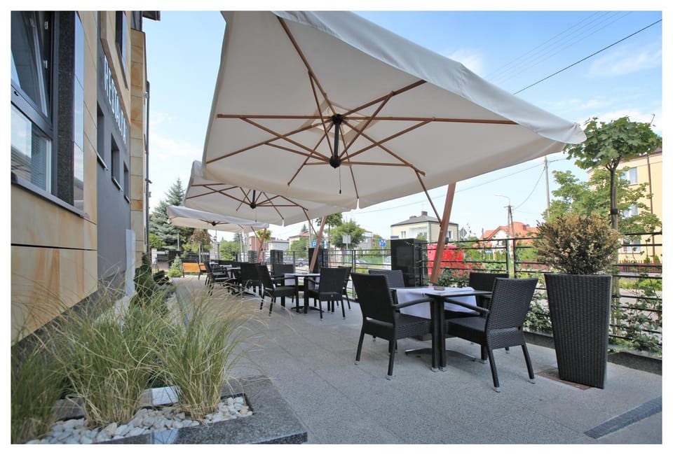 Property building, Day, Summer, Garden