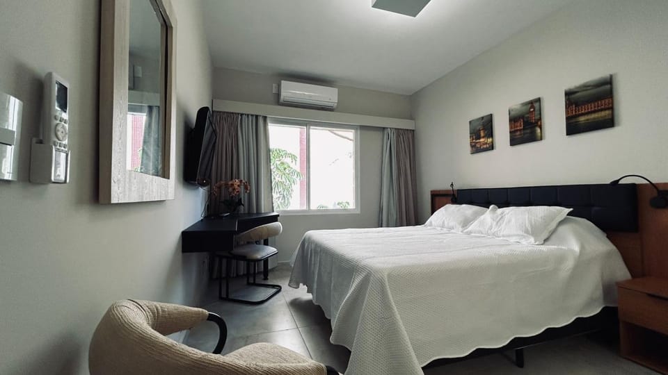 Bed, TV and multimedia, Photo of the whole room, Bedroom, air conditioner