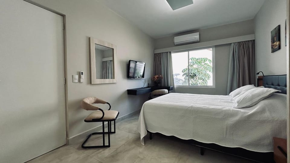 Bed, TV and multimedia, Photo of the whole room, Bedroom, air conditioner