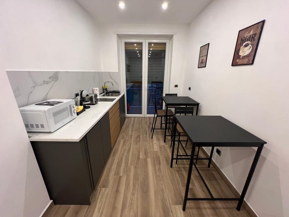 Kitchen or kitchenette, Dining area, stove, Internal: Not applicable to any particular room