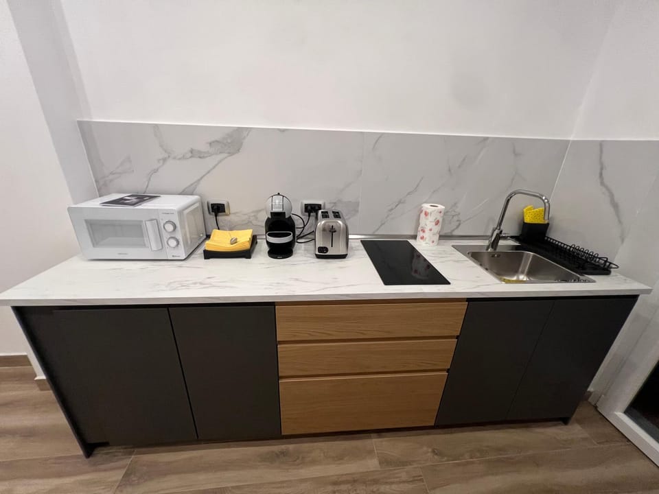 Coffee/tea facilities, Kitchen or kitchenette, stove, toaster, Internal: Not applicable to any particular room