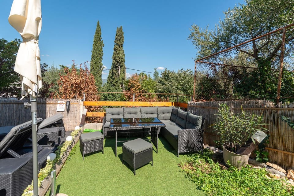 Communal lounge/ TV room, Garden, Seating area, Garden view