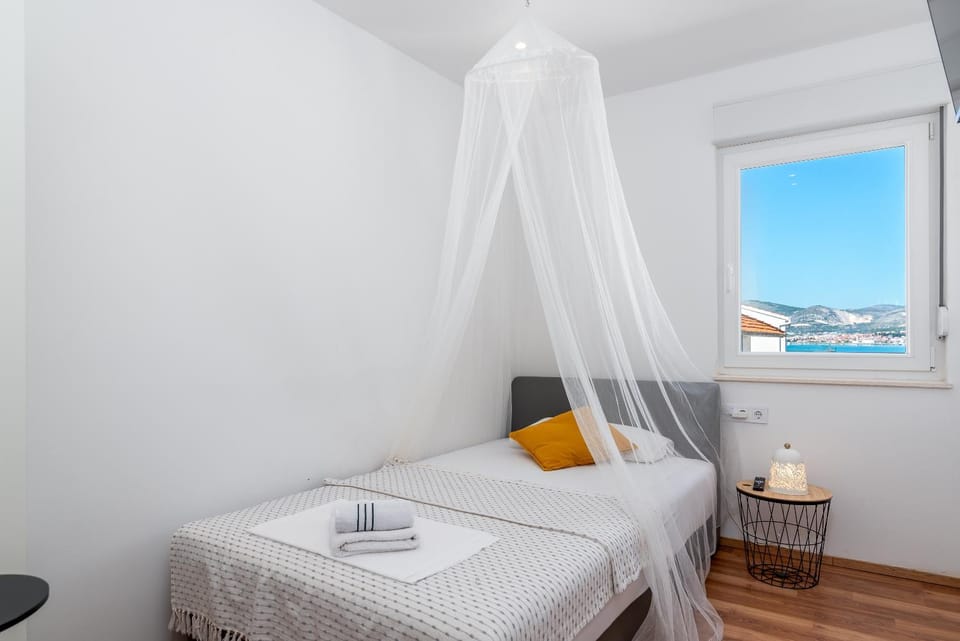 Bed, Bedroom, towels