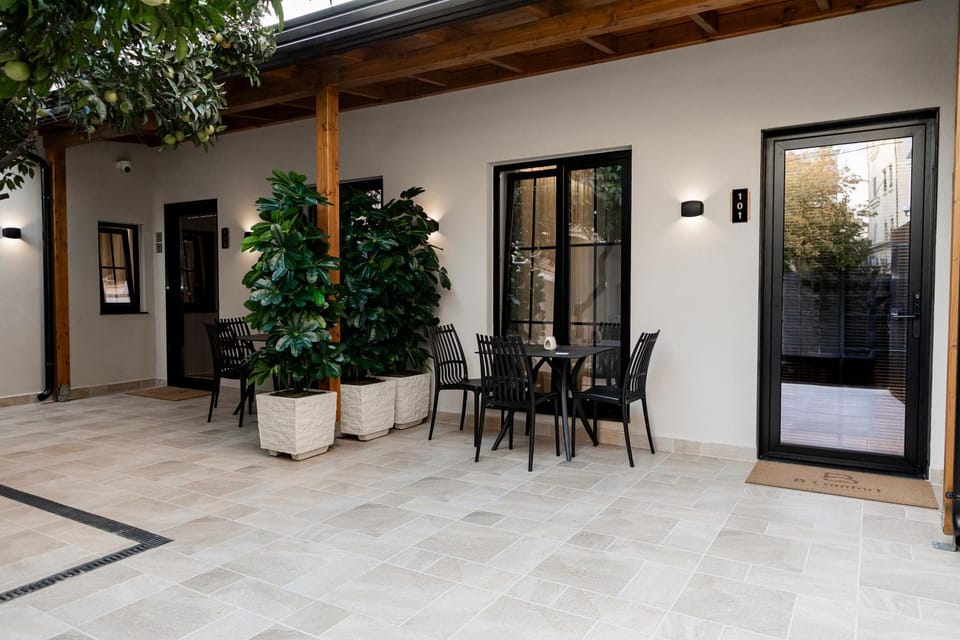 Property building, Garden, Balcony/Terrace, Balcony/Terrace, Seating area, Garden view