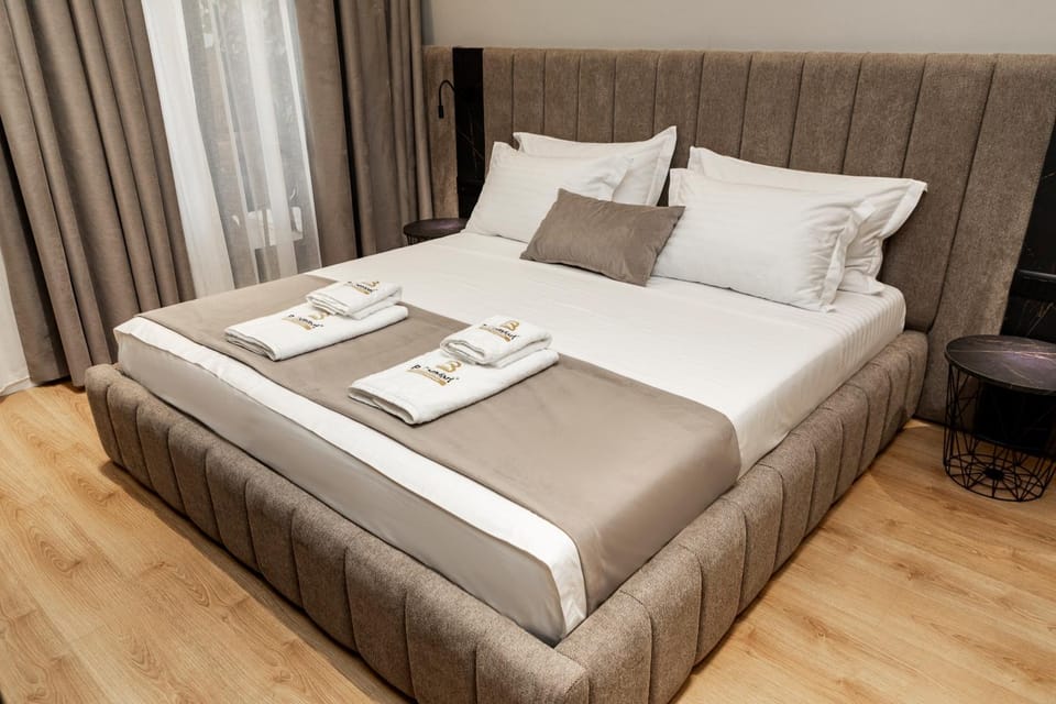 Bed, Bedroom, towels