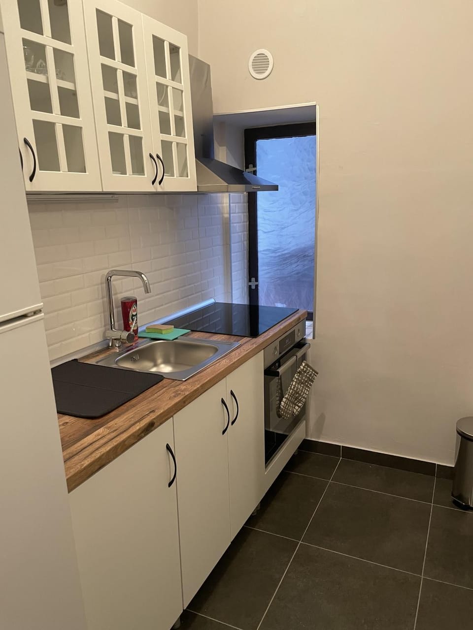 Kitchen or kitchenette, oven, pet friendly, stove
