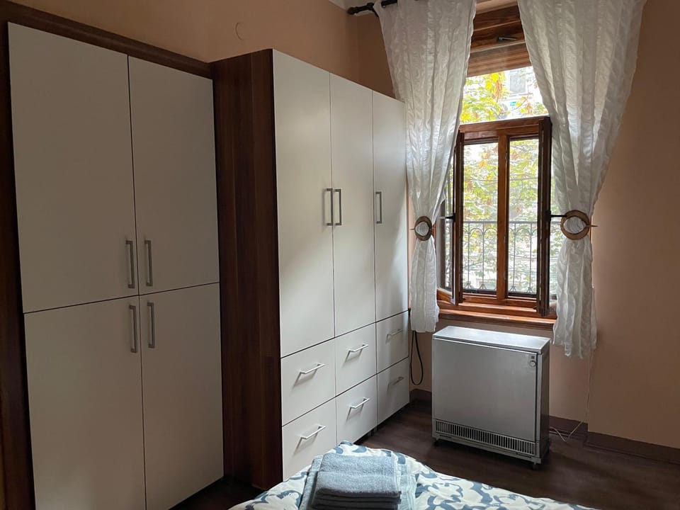 Photo of the whole room, Bedroom, wardrobe