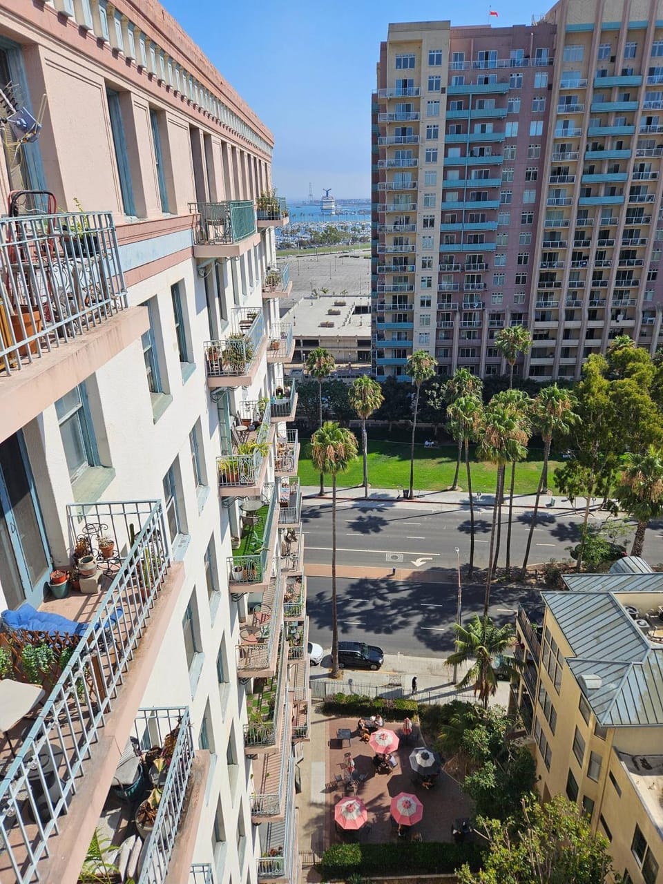 Property building, Neighbourhood, Balcony/Terrace, Sea view, Street view