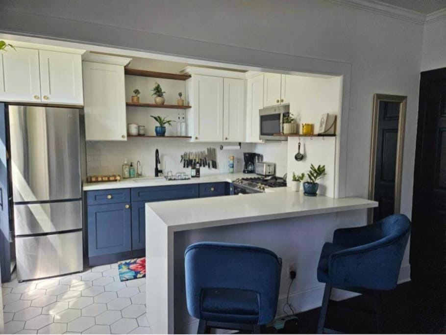Kitchen or kitchenette, minibar, oven, stove