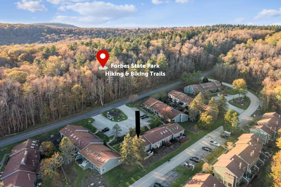 3BR Ski Resort Townhome-Sleeps 7 House in Pennsylvania