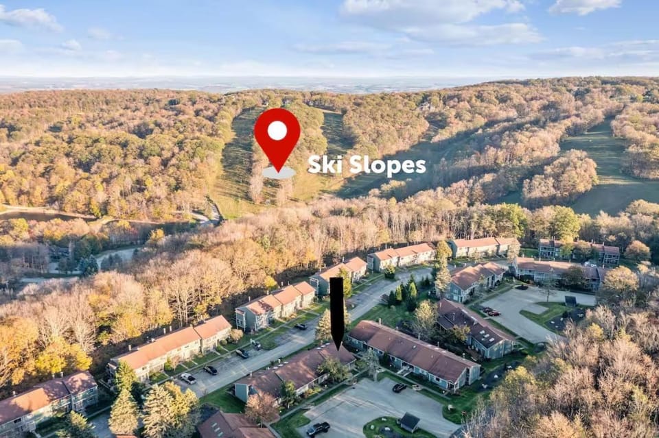3BR Ski Resort Townhome-Sleeps 7 House in Pennsylvania