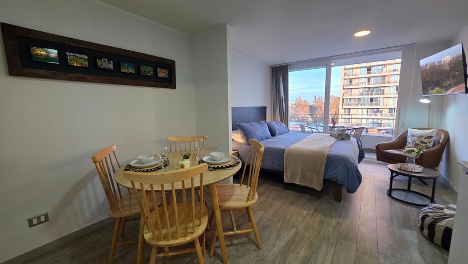 Bed, TV and multimedia, Dining area