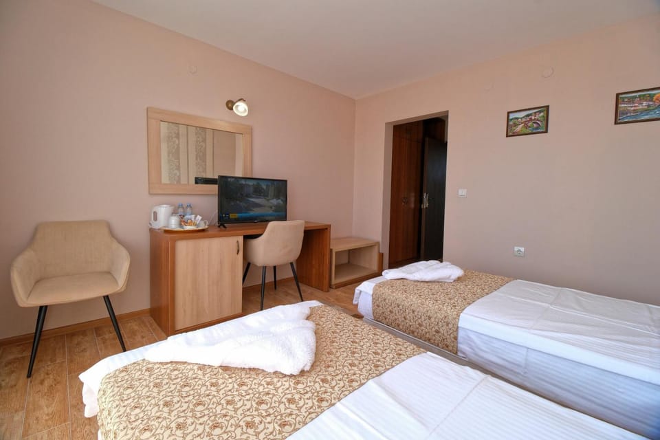 Bed, TV and multimedia, Seating area, towels