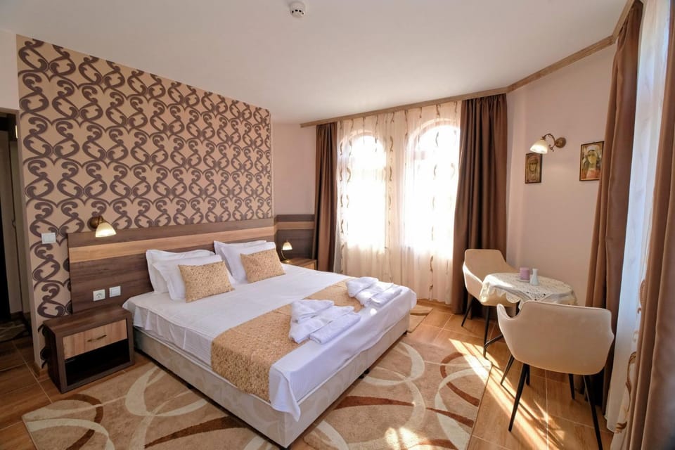 Bed, Seating area, Family, internet, towels