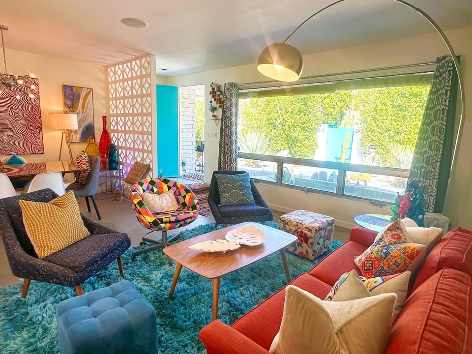 Facade/entrance, Living room, Lounge or bar, Seating area, Dining area, furniture