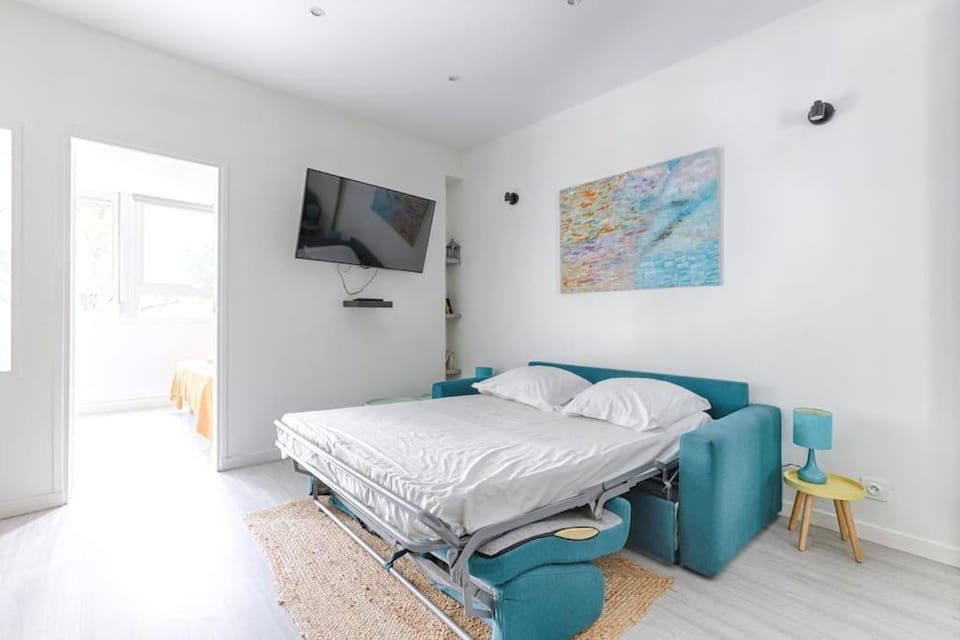 Bed, TV and multimedia, Photo of the whole room, Bedroom, towels
