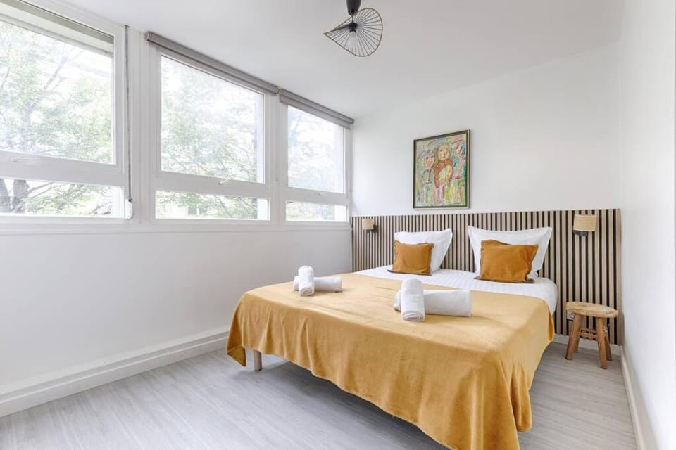 Bed, Photo of the whole room, Bedroom, towels