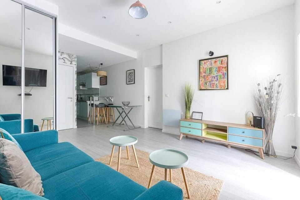 Communal lounge/ TV room, TV and multimedia, Living room, Seating area, Dining area
