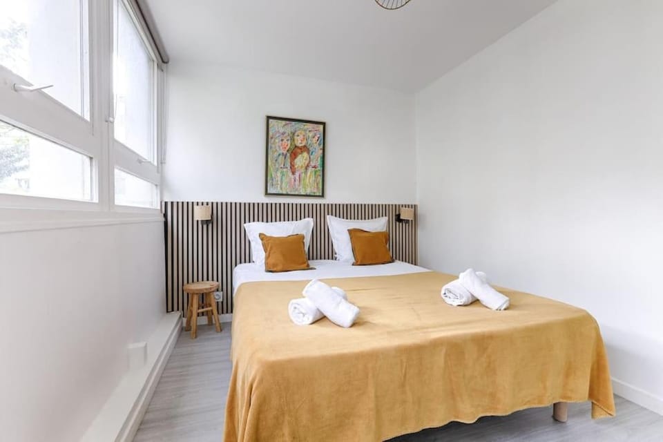 Bed, Photo of the whole room, Bedroom, towels