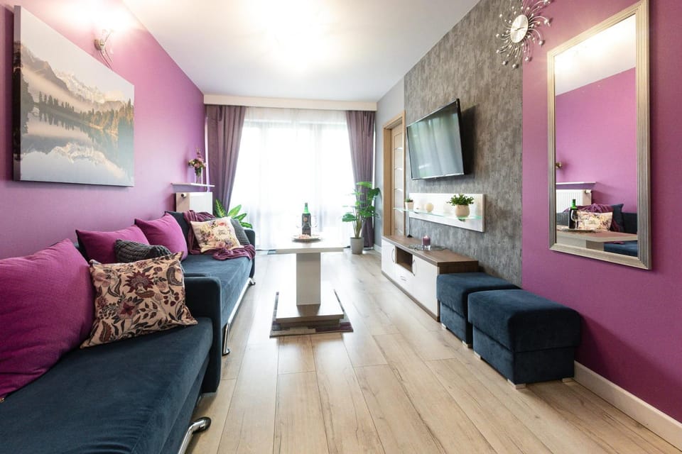 TV and multimedia, Living room, Seating area, Evening entertainment