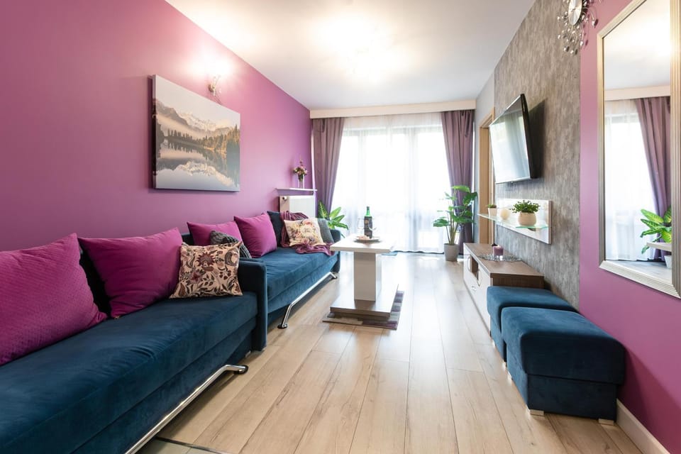 TV and multimedia, Living room, Seating area, Evening entertainment