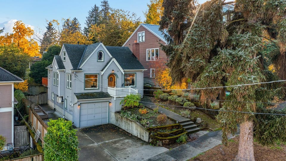 Treehouse Deck House at Green Lake Apartment in Green Lake