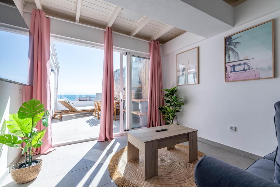 View (from property/room), Balcony/Terrace, Living room, Dining area, Sea view