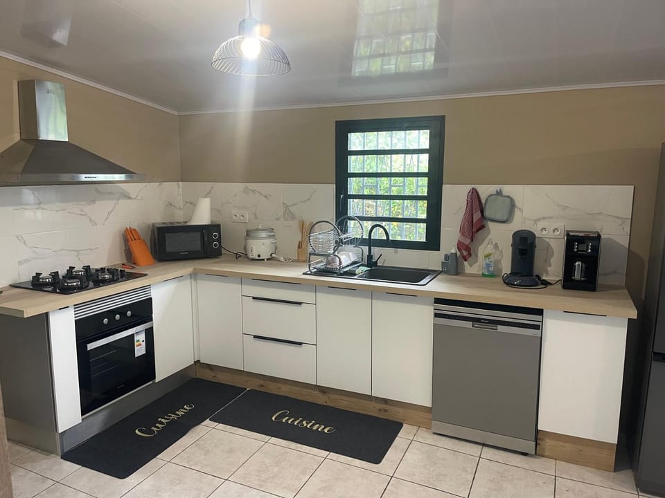 Coffee/tea facilities, Kitchen or kitchenette, dishwasher, stove