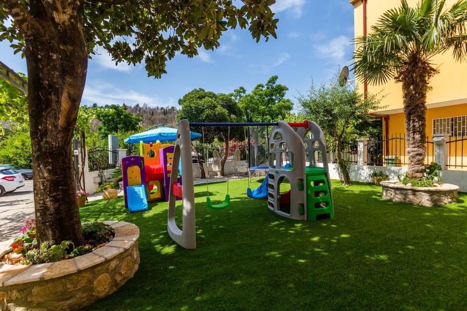 Patio, Staff, Facade/entrance, People, Children play ground, Game Room, Garden, Balcony/Terrace, Decorative detail, Kids's club, Garden view, Mountain view, Street view, Family