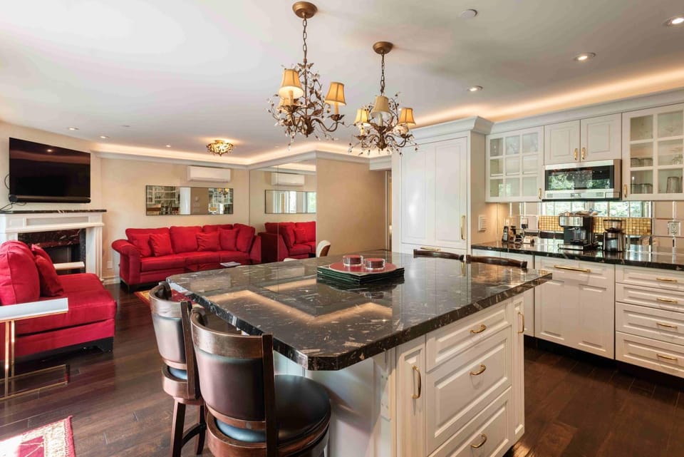 Kitchen or kitchenette, Seating area