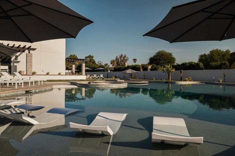 Riviera - Lazy River Pool, Pickleball, Game Room! House in Bermuda Dunes