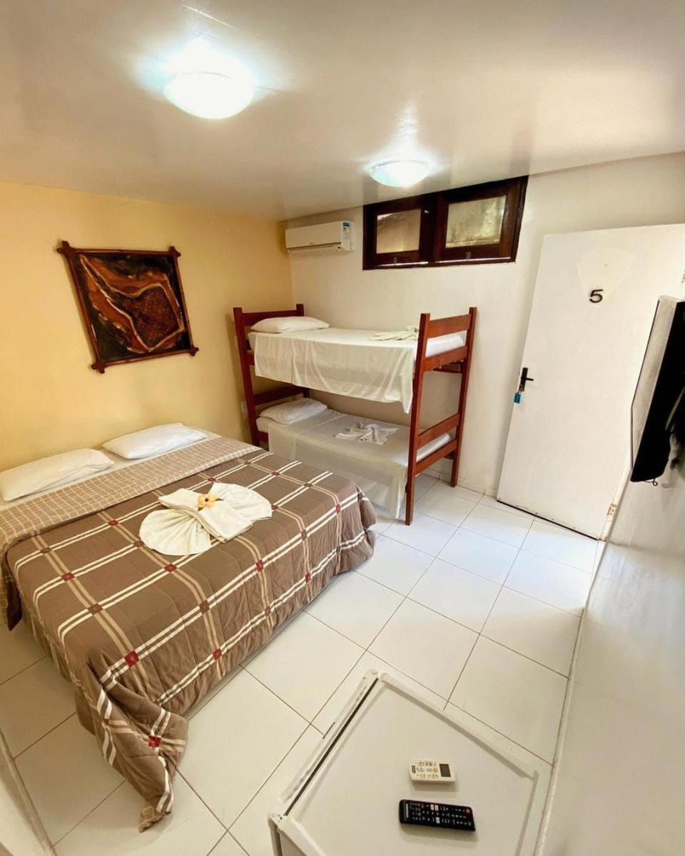 Bed, TV and multimedia, Photo of the whole room, Bedroom, towels
