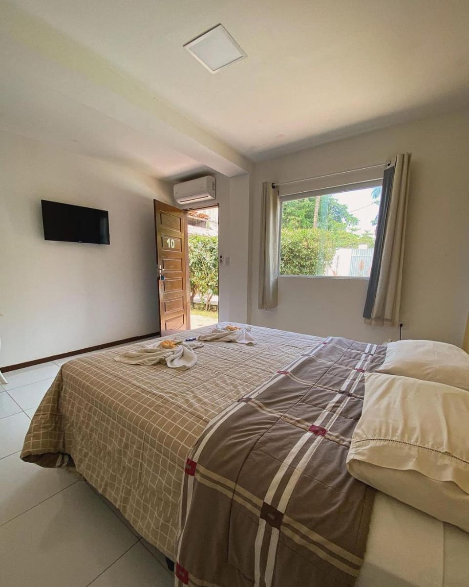 Bed, TV and multimedia, Photo of the whole room, Bedroom, towels