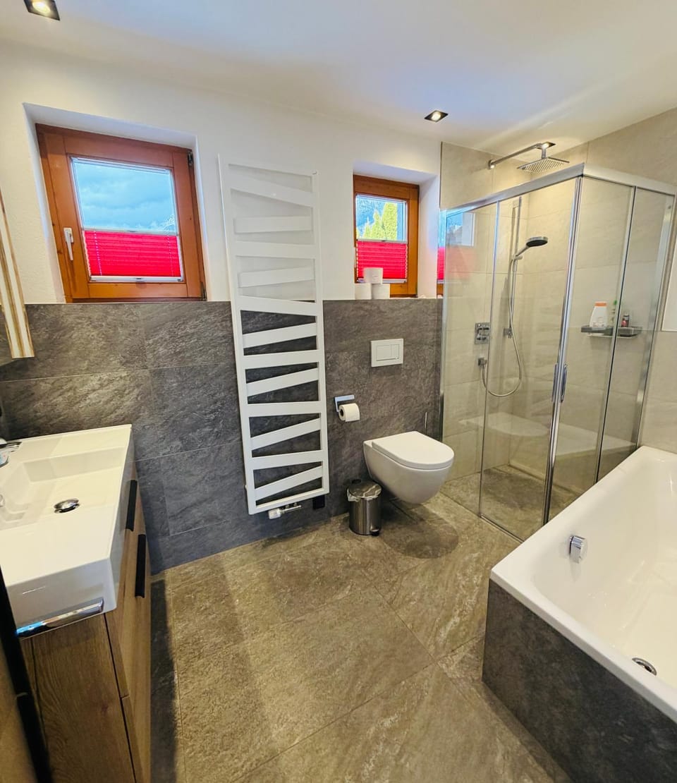 Shower, Toilet, Bathroom, Bath