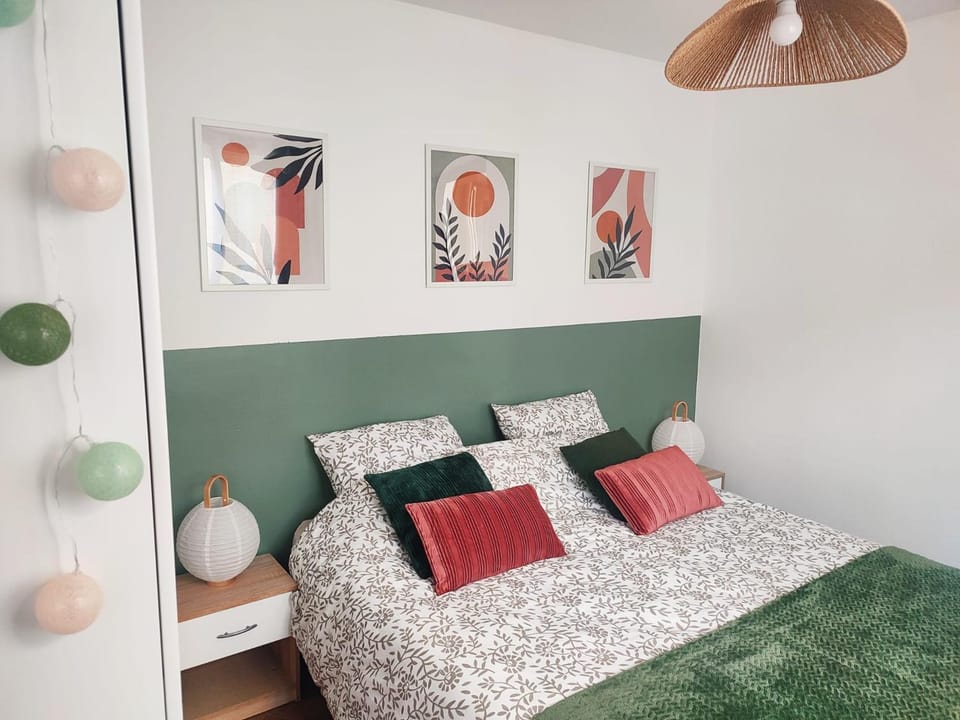 Bed, Photo of the whole room, Decorative detail, Bedroom