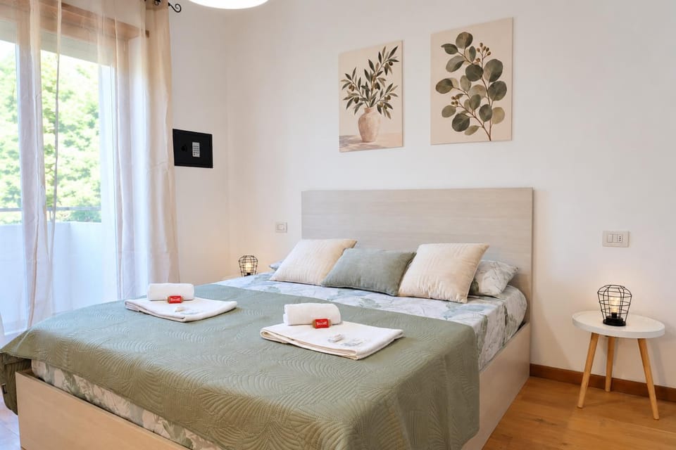 Bed, Day, Bird's eye view, View (from property/room), Decorative detail, Bedroom, towels
