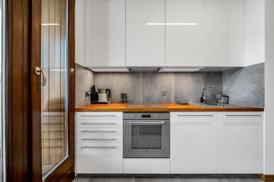 Kitchen or kitchenette, dishwasher, stove