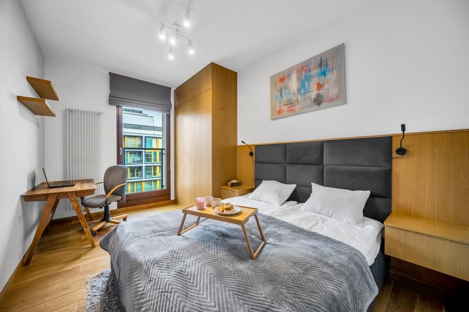 Bed, Photo of the whole room, Seating area, Bedroom