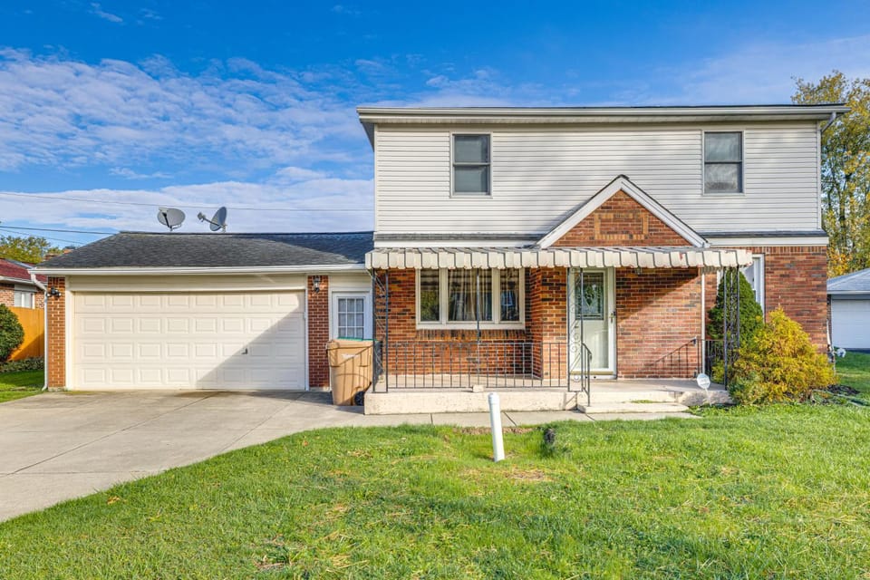 Large Yard and Furnished Deck Cheektowaga Getaway! House in Cheektowaga