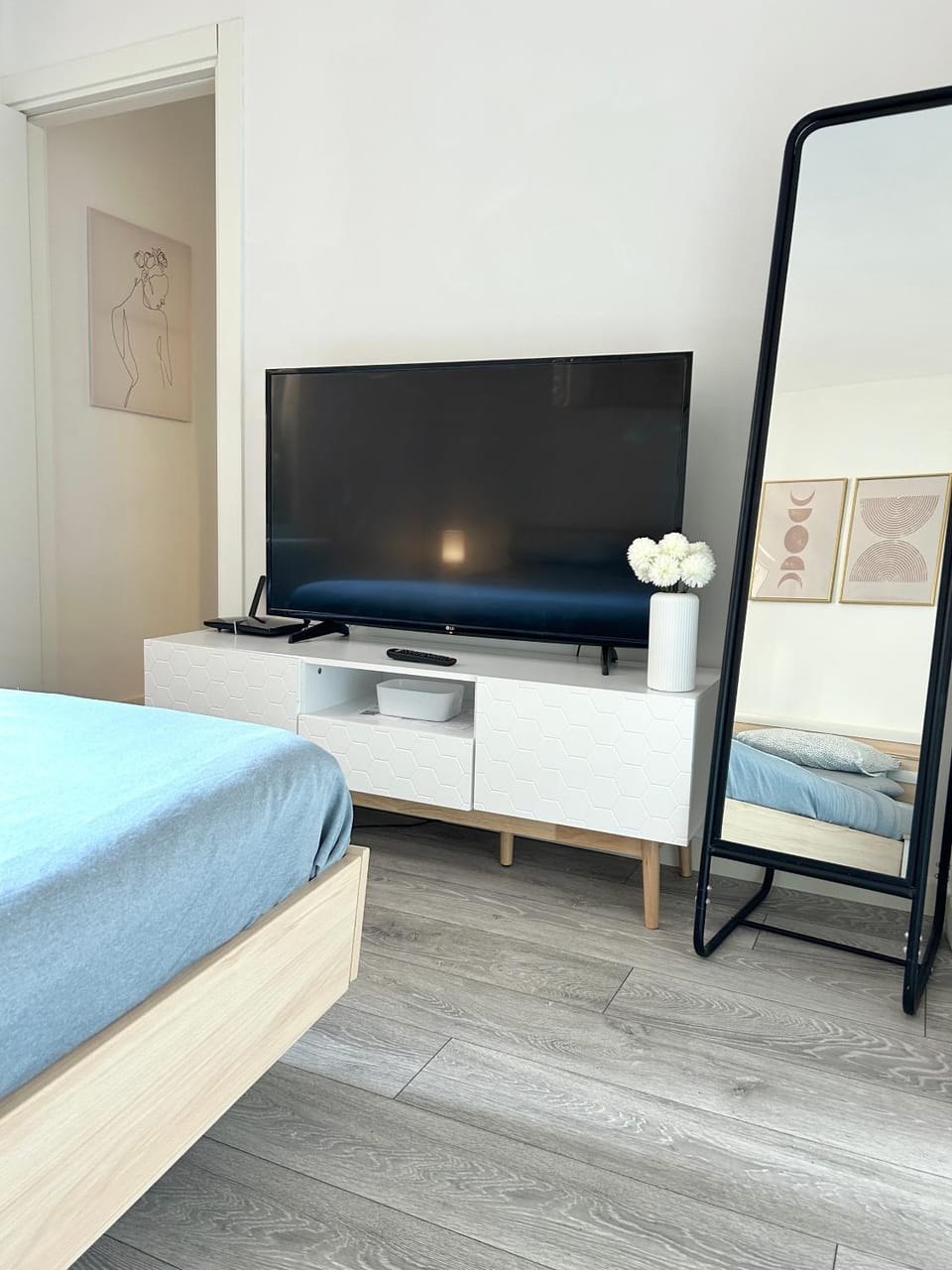 TV and multimedia, Photo of the whole room