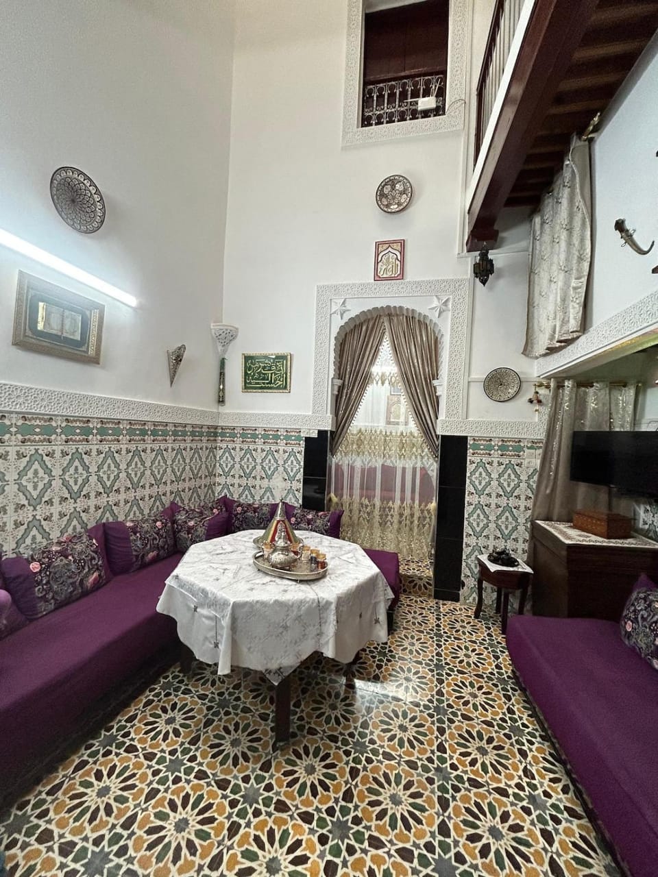 TV and multimedia, Living room, Seating area, Dining area