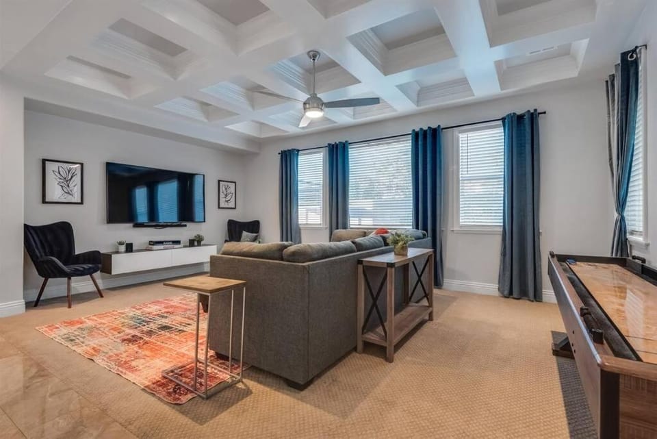 6BR Luxe Vegas Villa • Heated Pool, Spa & Games House in Paradise